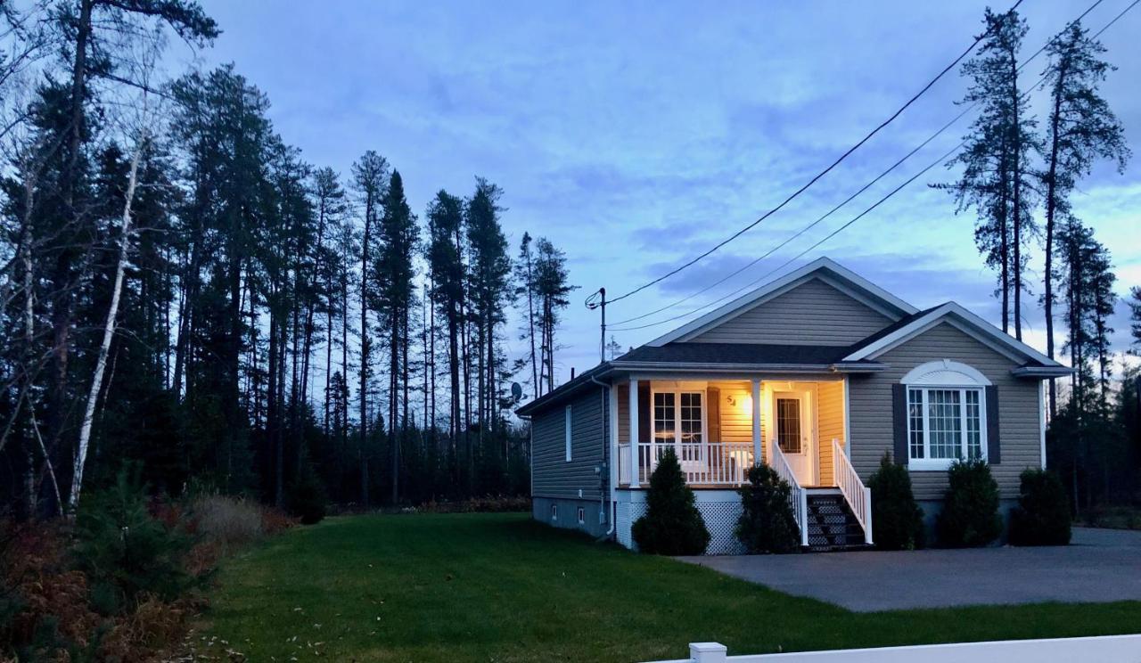 Le Chalet de Claude, au pied des Monts-Valin Saint-David-de-Falardeau Extérieur photo