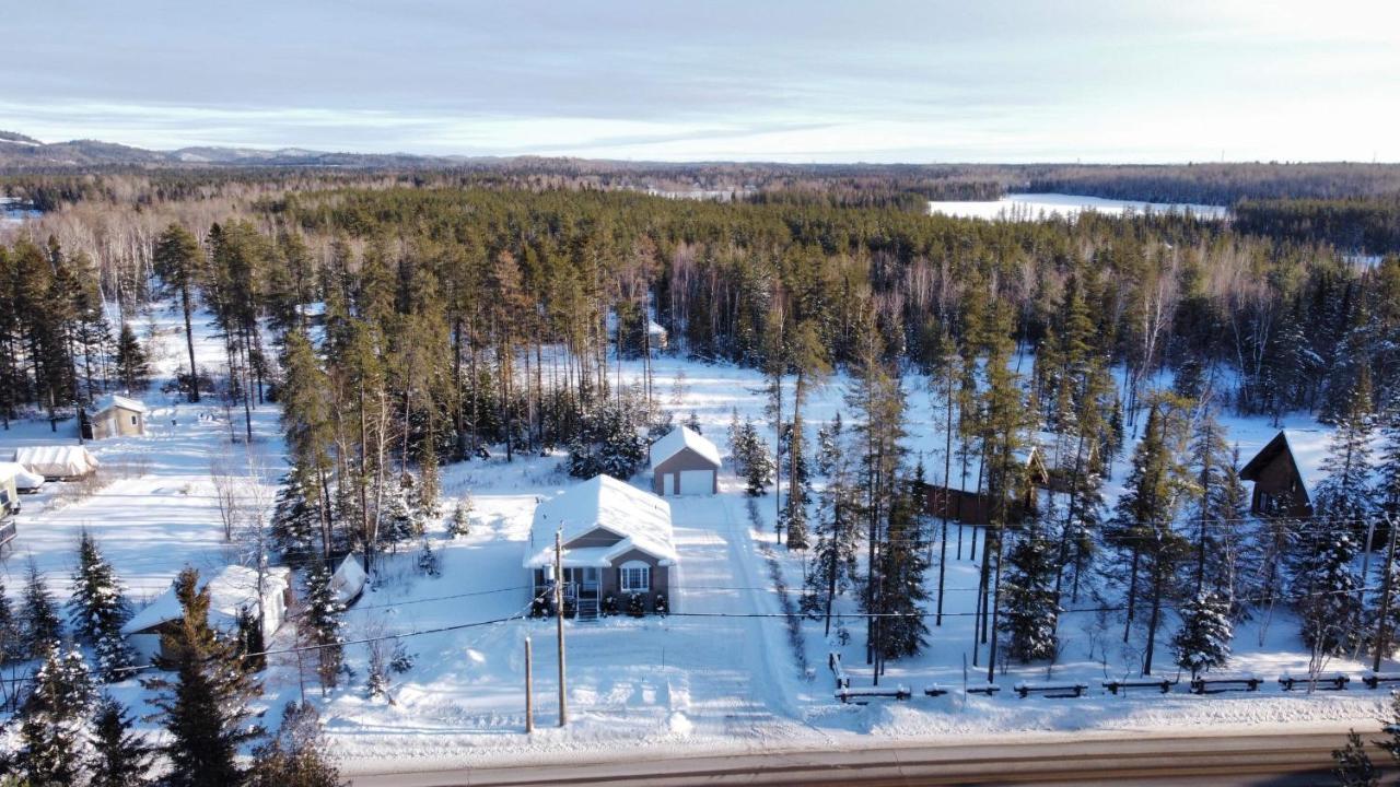 Le Chalet de Claude, au pied des Monts-Valin Saint-David-de-Falardeau Extérieur photo